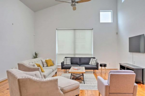 Modern Houston Townhome with Balcony 5 Mi to Dtwn!